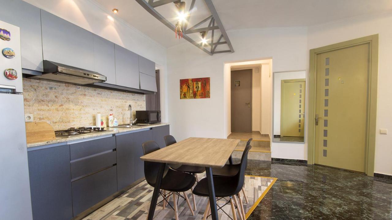 4 Bedroom Apartment On Liberty Square ティビリシ エクステリア 写真